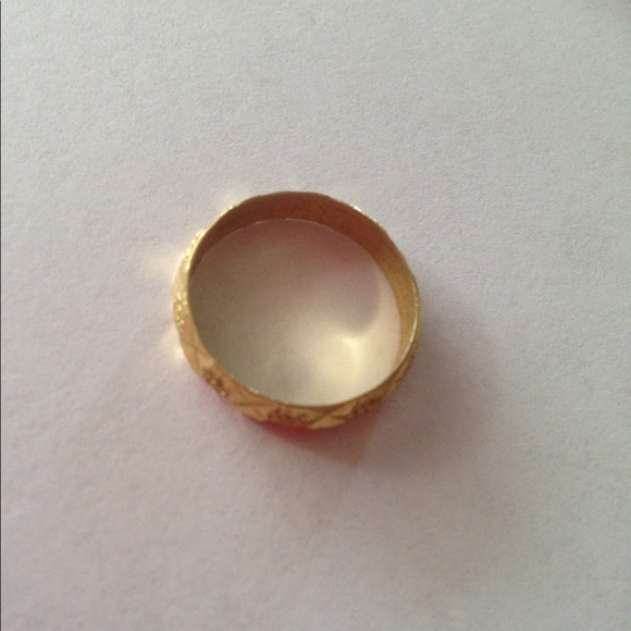 Vintage Costume gold tone ring with unique design - Picture 2 of 3